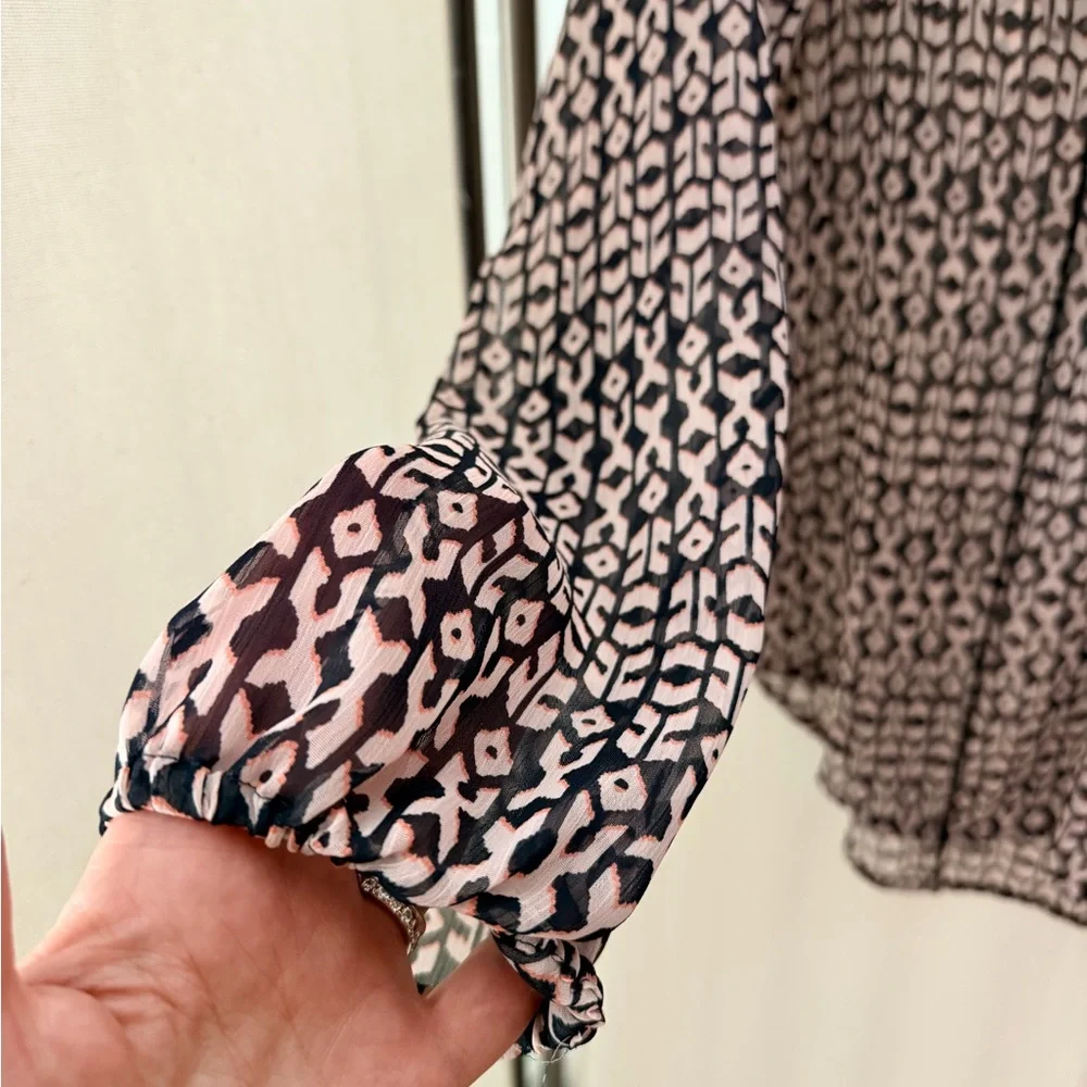 Jessica Simpson long sleeved print blouse - Picture 4 of 5
